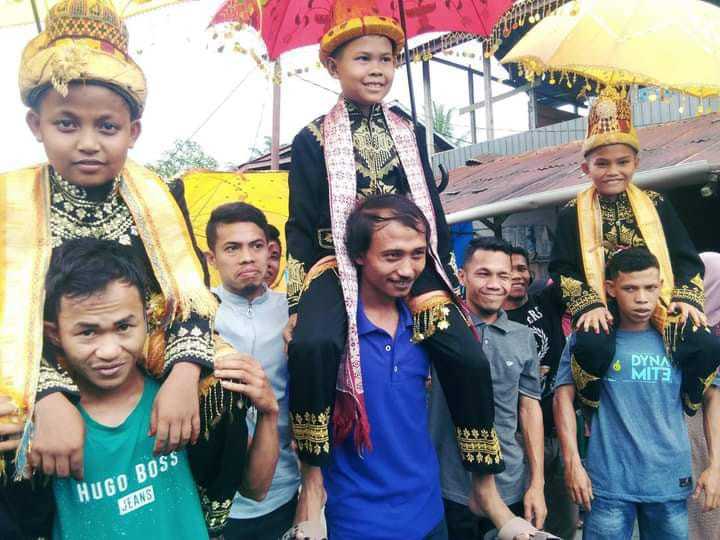 Acara Kenduri Pemuda Antar anak dalam rangka Sunat Rasul